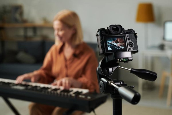 Quelles stratégies pour créer un jeu de plateforme où la musique et le rythme dictent le gameplay et les obstacles ?